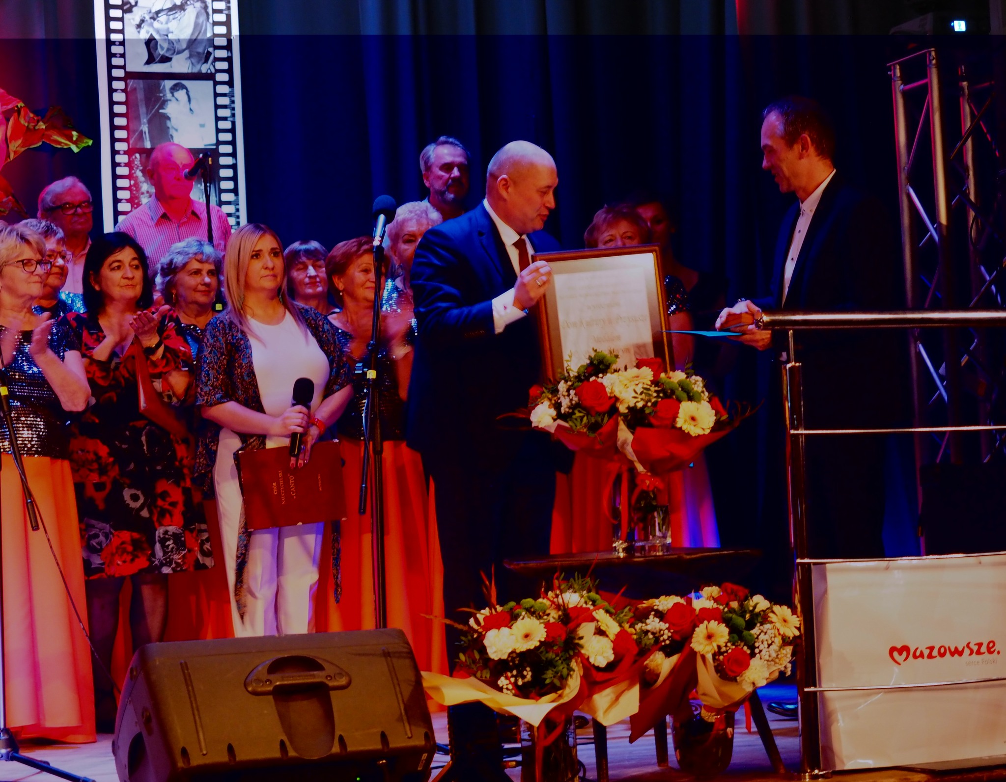 55 lecie Domu Kultury scena widowiskowa, wręczenie medalu ProMasovia